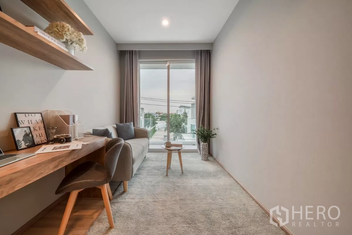 บ้าน ให้เช่าในSaphan Sung, Bangkok - มุมนั่งทำงาน โต๊ะลอย เก้าอี้ และประตูกระจกบานเลื่อนไปสู่ระเบียง