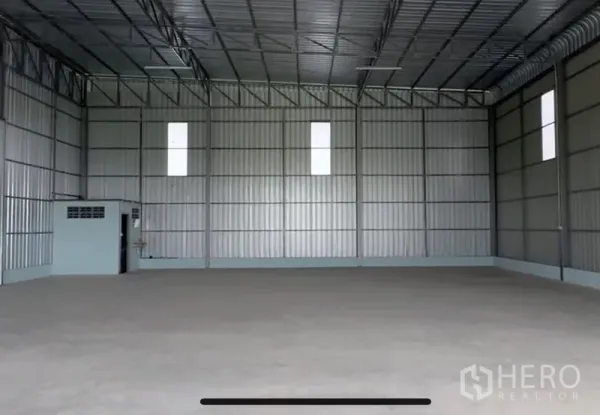 คลังสินค้า ให้เช่าในLam Luk Ka, Pathum Thani - คลังสินค้าด้านในเพดานสูง ผนังเมทัลชีท และห้องน้ำก่อสร้างในมุมอาคาร