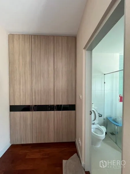 บ้าน ให้เช่าหรือขายในSaphan Sung, Bangkok - โถงตู้เสื้อผ้าบิลท์อิน เชื่อมสู่ห้องน้ำในตัว