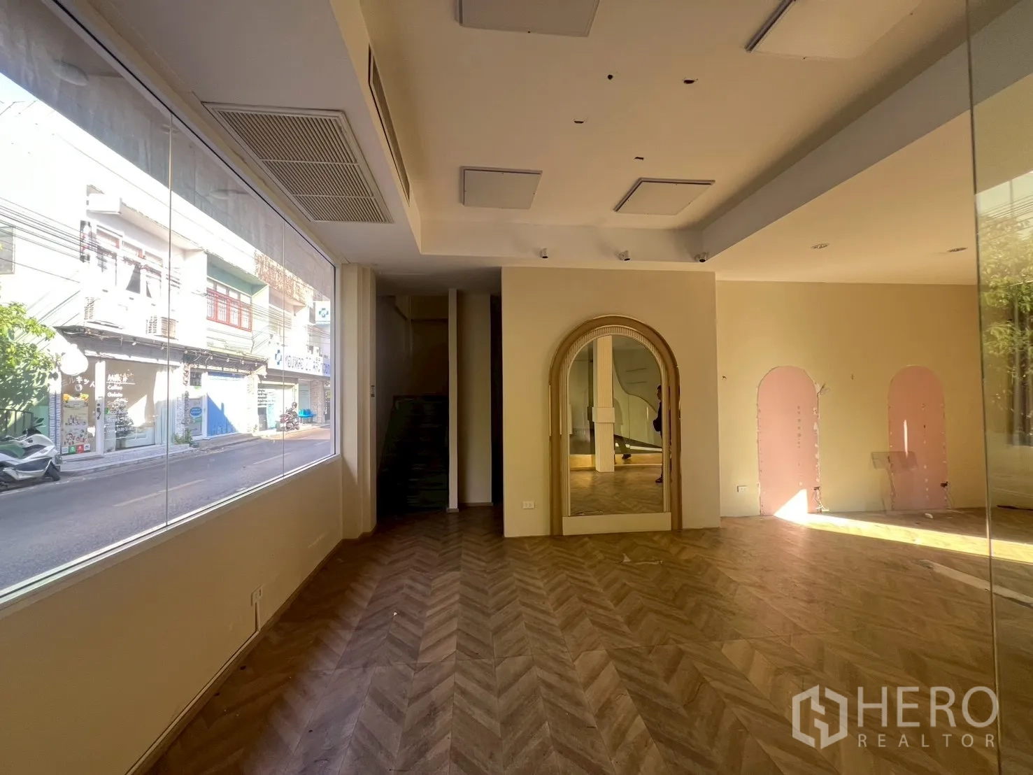 พื้นที่ขายปลีก ให้เช่าในWatthana, Bangkok - โชว์รูมติดถนนพร้อมกระจกเต็มผนังและซุ้มกระจกโค้ง