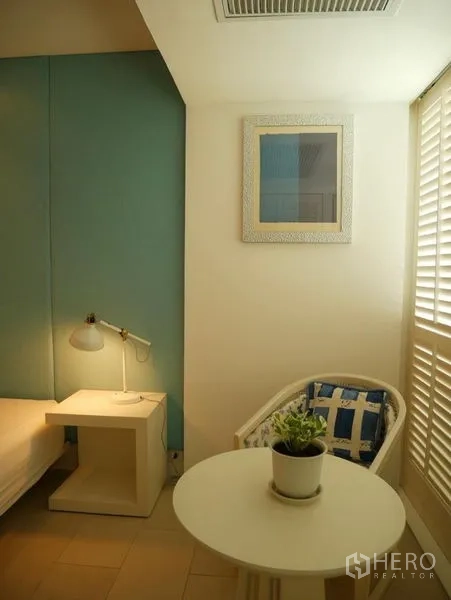 คอนโด ให้เช่าในKhlong Toei, Bangkok - มุมอ่านหนังสือกะทัดรัด โต๊ะกลม เก้าอี้ และกระถางต้นไม้