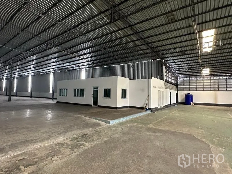 货栈 出租在Khan Na Yao, Bangkok - 仓库内的办公套间，带窗户与出入口。