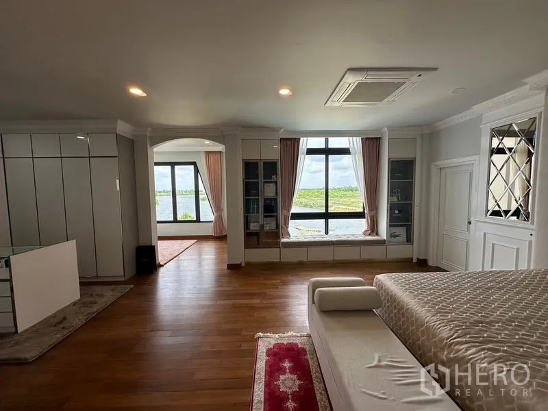 Detached House for sale in Sai Noi, Nonthaburi - Oversized bedroom suite with bay window seat, wood flooring and built-in cabinetry.