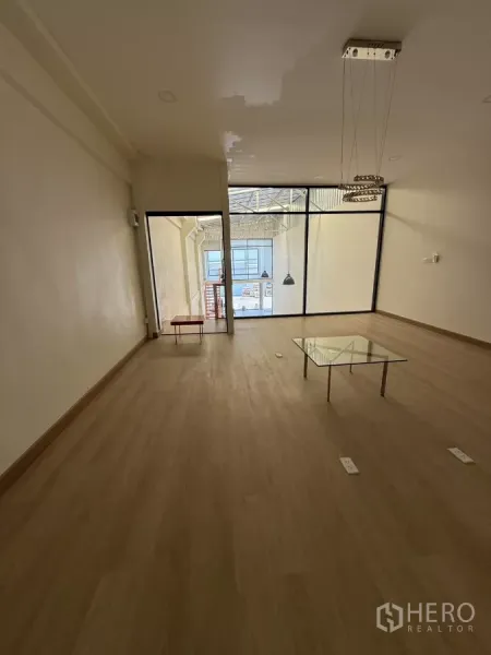 คลังสินค้า ให้เช่าในSuan Luang, Bangkok - ออฟฟิศชั้นลอยมองเห็นตัวโกดัง ไฟแขวนและพื้นลายไม้