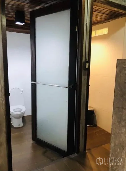 อาคารพาณิชย์ ให้เช่าในChatuchak, Bangkok - โถงทางเดินไปห้องน้ำ ประตูฝ้ากระจก พื้นกระเบื้อง และชักโครก