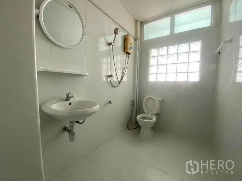 ทาวน์เฮาส์ ให้เช่าในWatthana, Bangkok - ห้องน้ำสว่างปูกระเบื้องสีขาว มีช่องแสงบล็อกแก้ว ฝักบัว และเครื่องทำน้ำอุ่น.