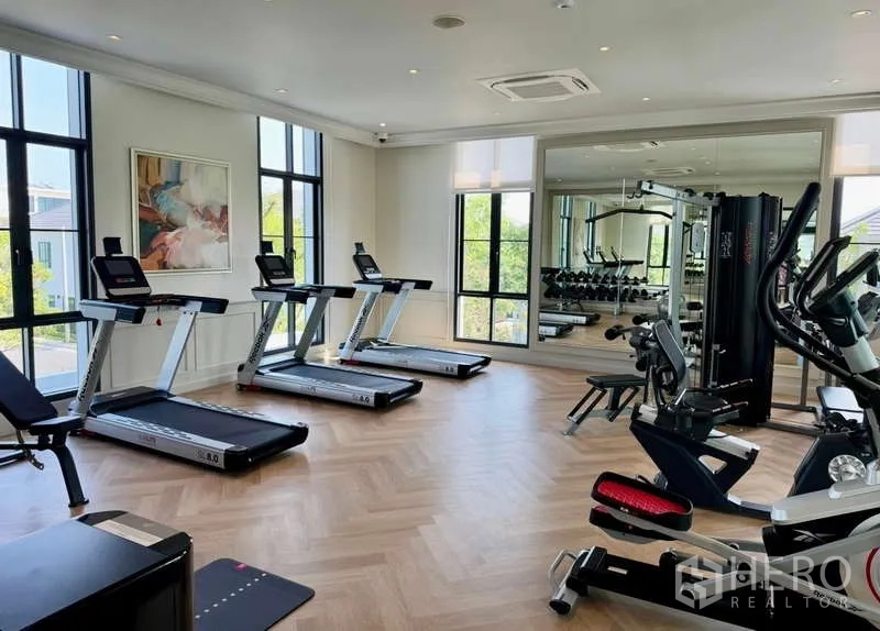独立式住宅 出租在Bang Phli, Samut Prakan - 健身房配跑步机、力量器械与镜面墙。