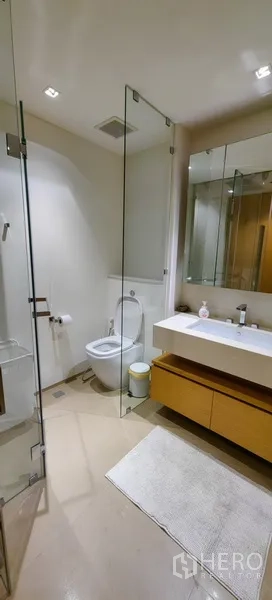 คอนโด ให้เช่าในKhlong San, Bangkok - ห้องน้ำสไตล์โมเดิร์น พร้อมตู้กระจก อ่างล้างหน้าแขวนผนัง และห้องอาบน้ำกระจก