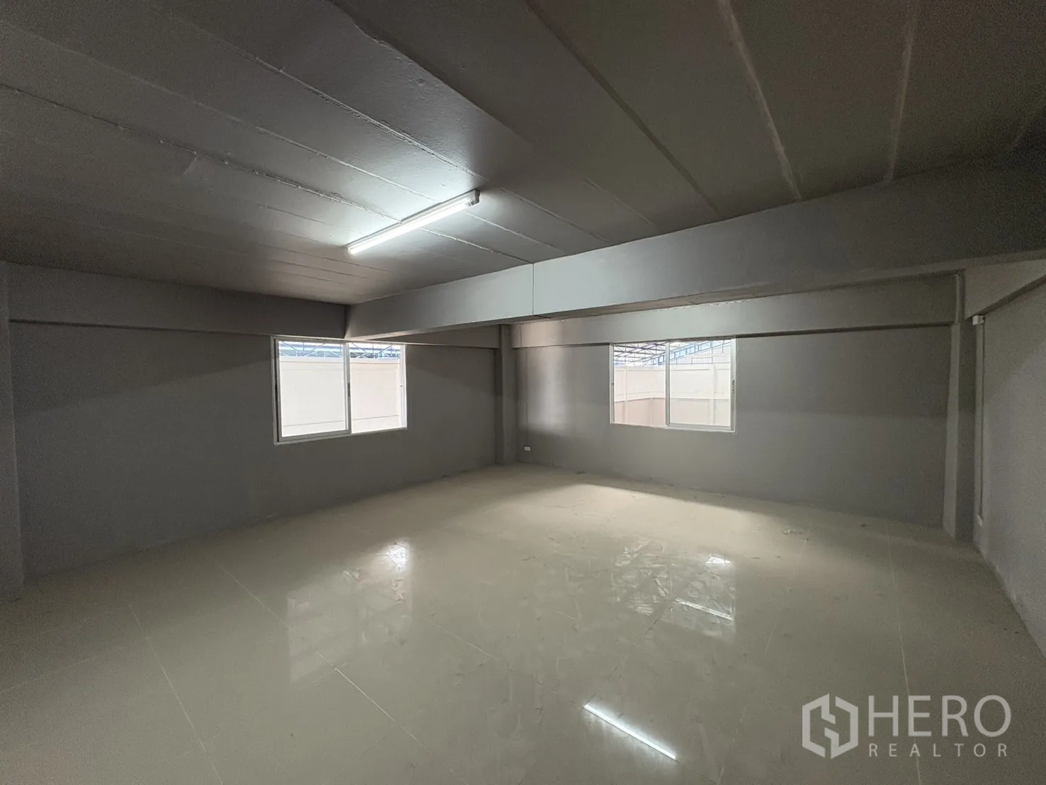 Warehouse for rent in Mueang Samut Prakan, Samut Prakan - Second upstairs office room with tiled floor and natural light from windows.