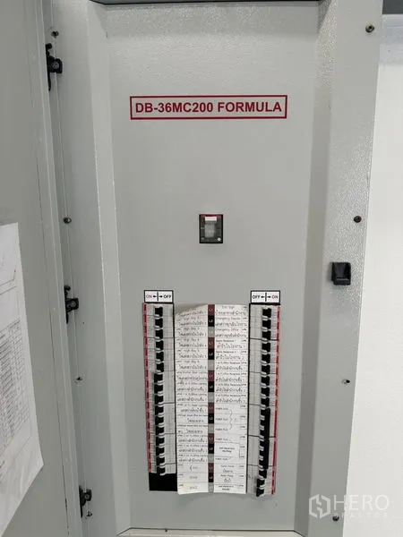 工厂 出租在Bang Sao Thong, Samut Prakan - 打开的配电箱，内有标注清晰的断路器。