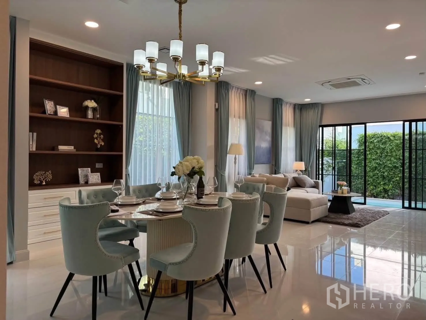 独栋房屋 for rent in Saphan Sung, Bangkok - 开放式客餐厅，落地窗临近泳池。