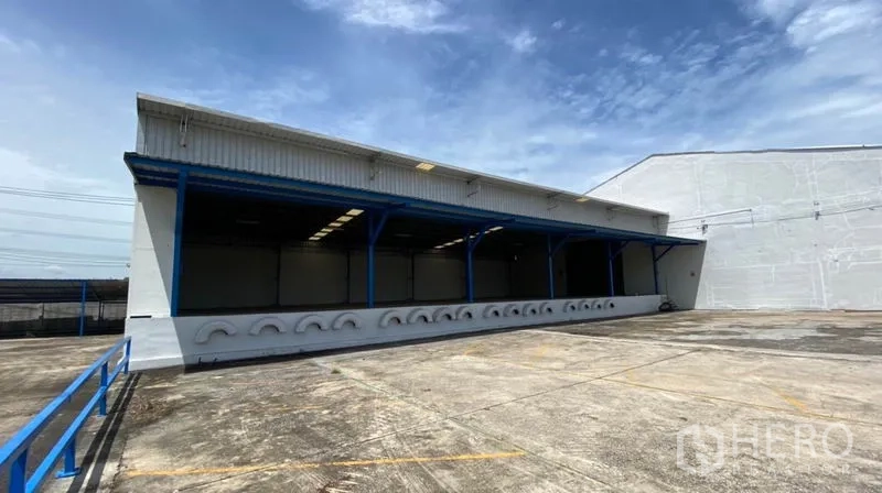 工厂 出租在Nonthaburi - 仓库前宽阔混凝土场地与坡道入口