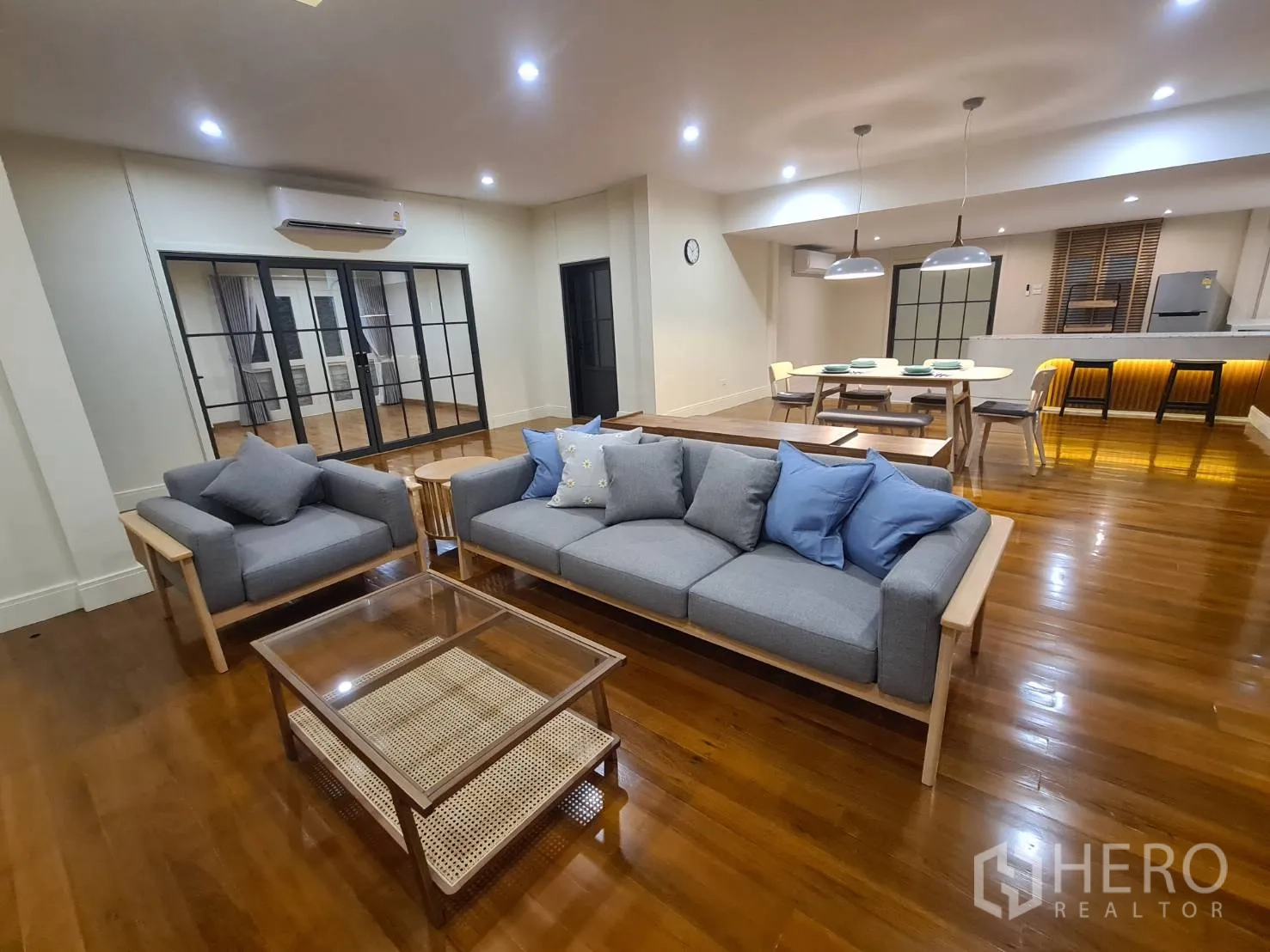 บ้าน ให้เช่าในKhlong Toei, Bangkok - ห้องนั่งเล่นอบอุ่น โซฟาสีเท้าหันเข้าทีวี ติดกับโซนรับประทานอาหาร