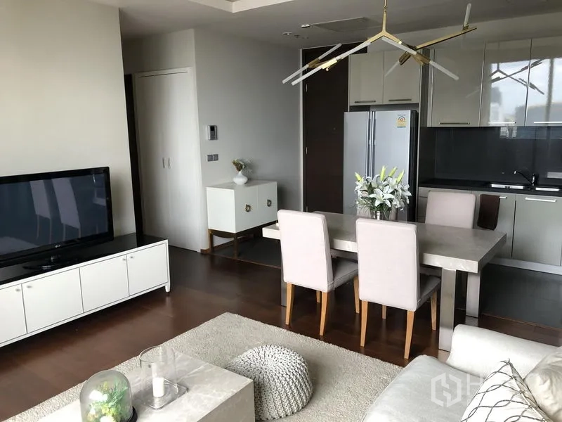 คอนโด ให้เช่าในWatthana, Bangkok - พื้นที่นั่งเล่นและรับประทานอาหารแบบโอเพนแปลน พร้อมครัวบิวท์อิน โต๊ะหิน และพื้นไม้เข้ม