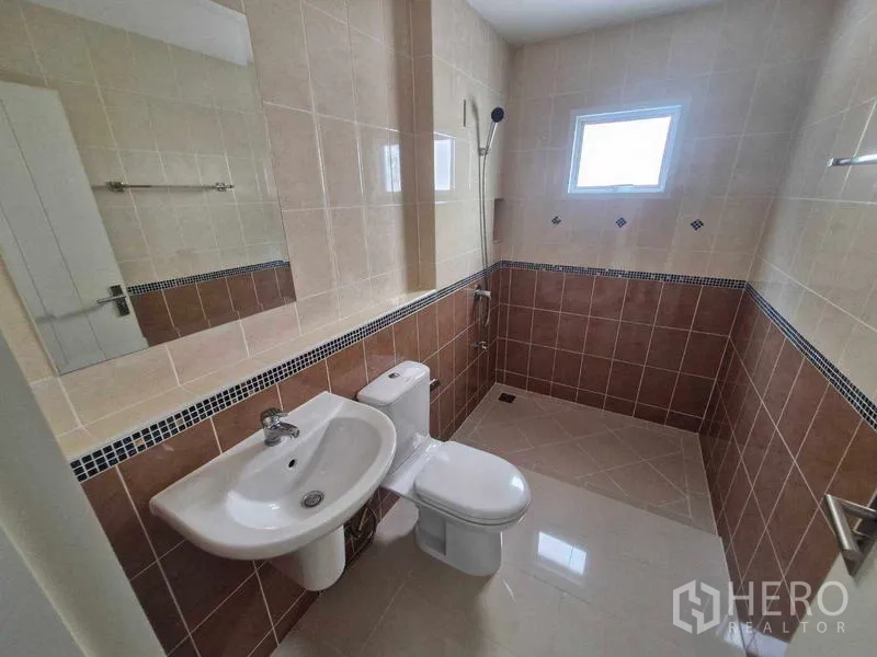 独立式住宅 出售在Rat Burana, Bangkok - 全功能浴室，带淋浴区、小窗与双拼瓷砖