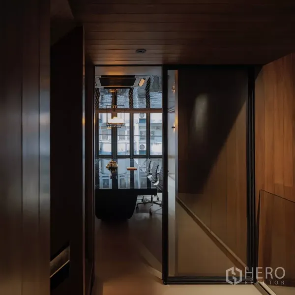 办公空间 出租在Bang Rak, Bangkok - 进入会议室的视角，可见朝向城市的窗景