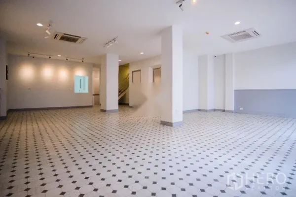Home Office for rent in Khlong Toei, Bangkok - Bright open-plan floor with patterned tiles, columns, spotlights and ceiling cassette air-conditioning.