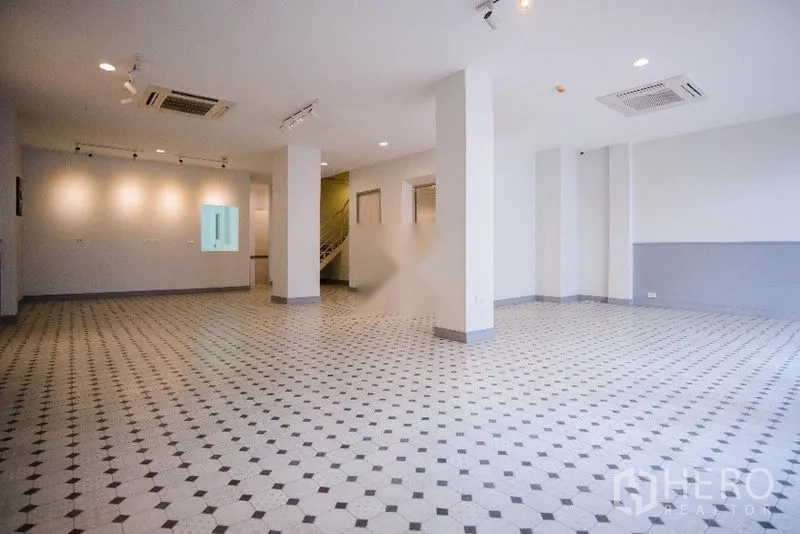 Home Office for rent in Khlong Toei, Bangkok - Bright open-plan floor with patterned tiles, columns, spotlights and ceiling cassette air-conditioning.