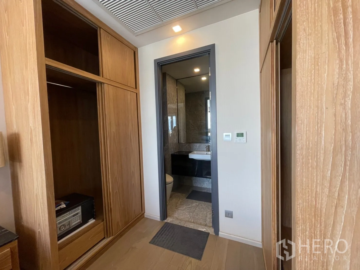 公寓 for rent in Watthana, Bangkok - 入口走廊设木质嵌入式衣柜，通向浴室。