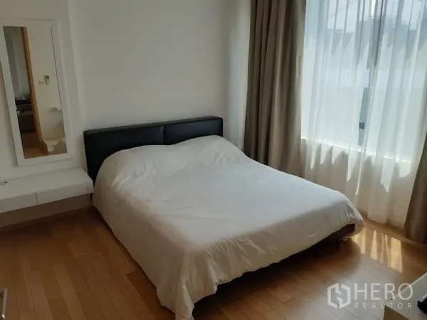 คอนโด ให้เช่าในKhlong Toei, Bangkok - ห้องนอนอบอุ่น เตียงควีน ปูพื้นไม้ พร้อมหน้าต่างบานใหญ่มีม่านกรองแสงและม่านทึบ