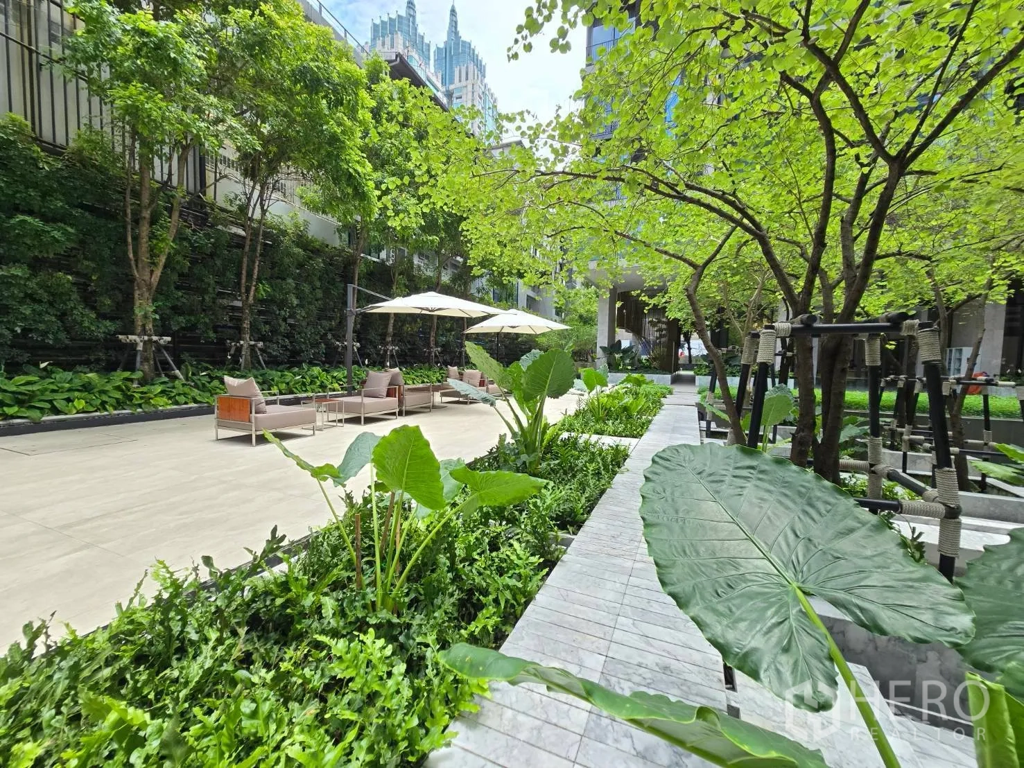 คอนโด for rent in Pathum Wan, Bangkok - สวนจัดภูมิทัศน์สีเขียว ทางเดิน และมุมนั่งเล่นกลางแจ้ง