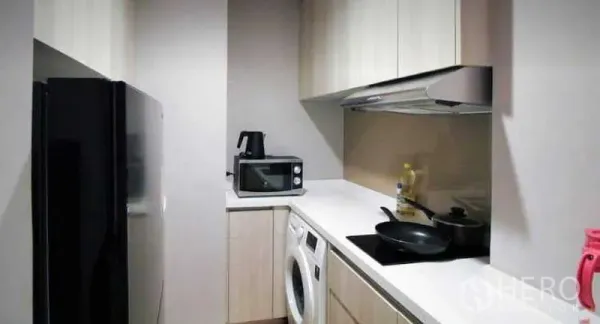 คอนโด ให้เช่าหรือขายในKhlong Toei, Bangkok - ครัวปิดสไตล์แกลเลย์ ตู้บิลท์อิน เตา เครื่องดูดควัน ไมโครเวฟ ตู้เย็น และเครื่องซักผ้า