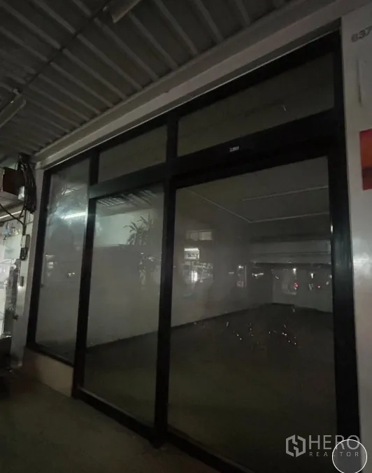 零售空间 出租在Suan Luang, Bangkok - 黑色铝框玻璃入口近景。