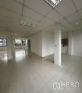 พื้นที่ขายปลีก ให้เช่าในPathum Wan, Bangkok - ยูนิตค้าปลีกกว้าง พื้นกระเบื้อง มีเสารับน้ำหนักและผนังกั้น บนฝ้าทีบาร์ไฟสว่าง