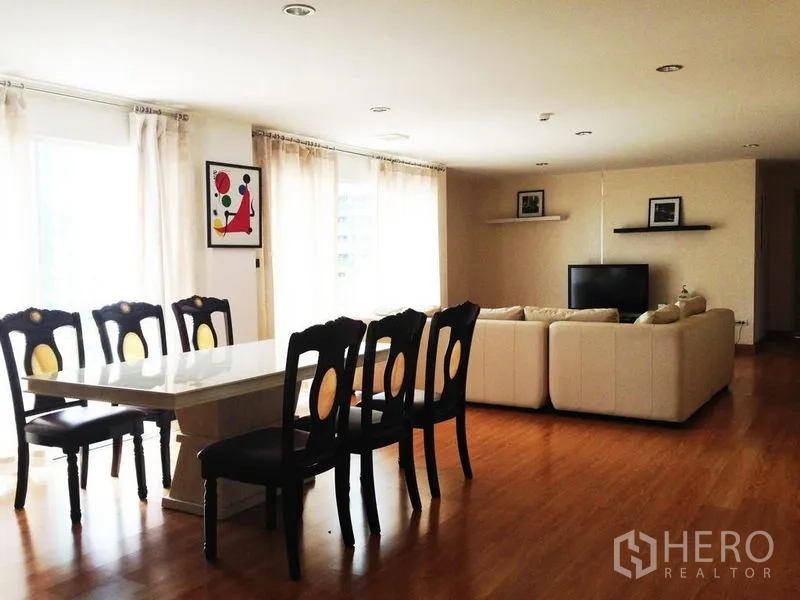 คอนโด ให้เช่าในKhlong Toei, Bangkok - มุมทานข้าว 6 ที่นั่งข้างห้องนั่งเล่นพร้อมทีวี หน้าต่างบานใหญ่ และพื้นไม้