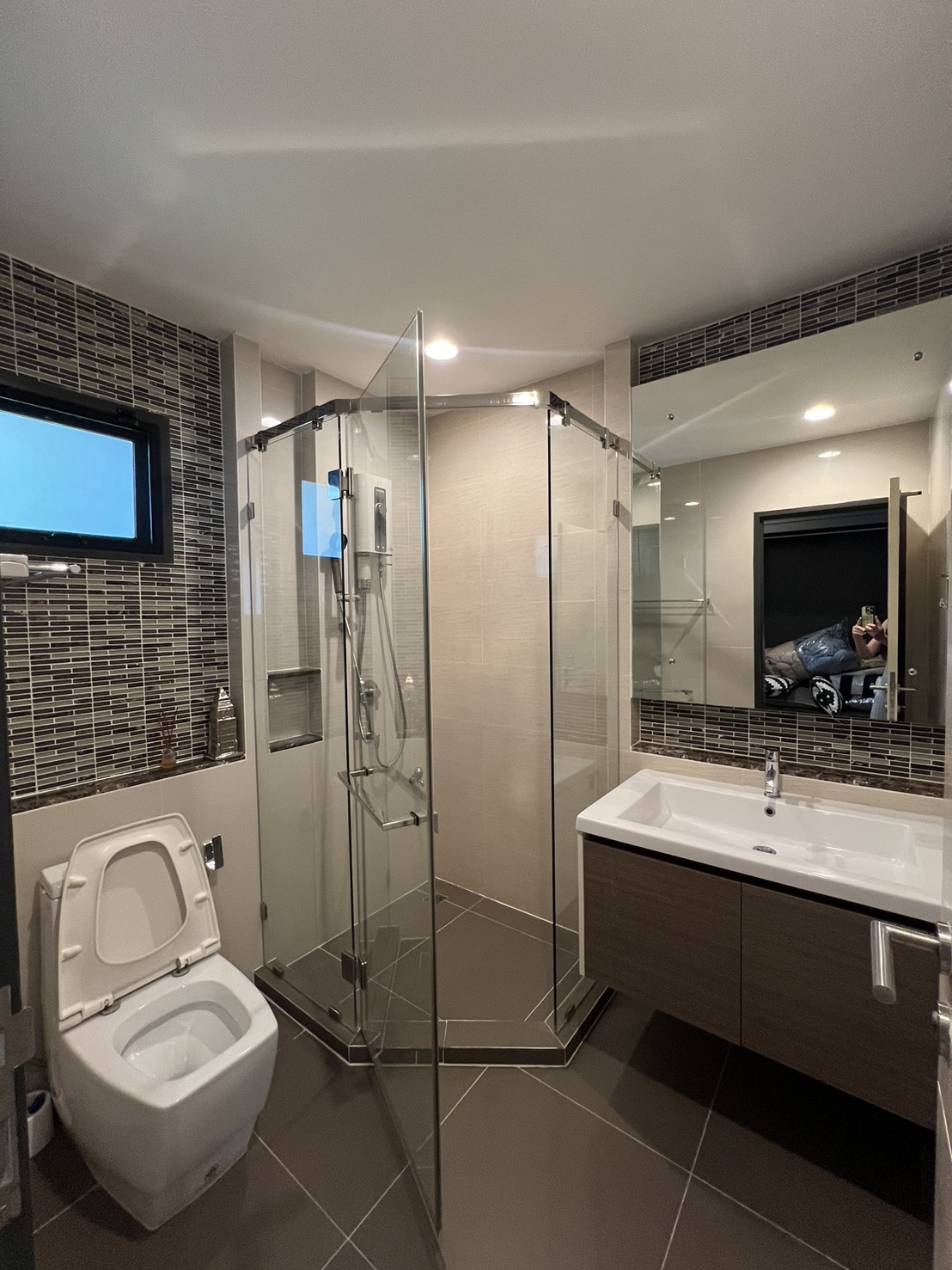 Detached House for rent in Bang Kapi, Bangkok - Contemporary bathroom with glass shower enclosure and vanity.