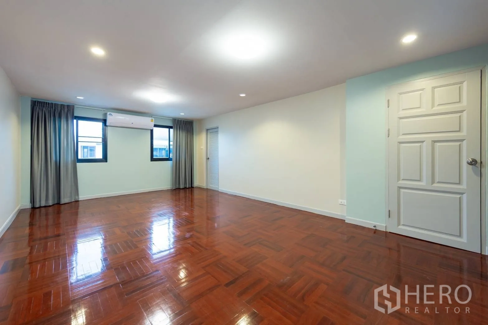 带办公室的家 出租在Bang Rak, Bangkok - 超大多用途房，亮面木地板、窗户与空调。