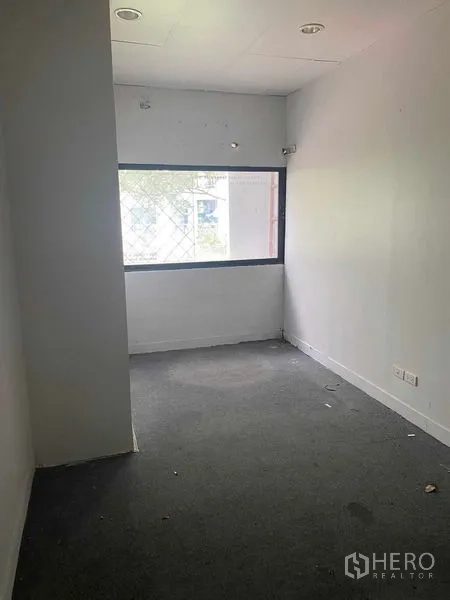 อาคารพาณิชย์ ให้เช่าในHuai Khwang, Bangkok - พื้นที่ทำงานแคบยาว มีหน้าต่างและพรม เหมาะเป็นห้องประชุมหรือสตูดิโอ