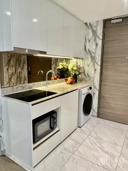 คอนโด ให้เช่าในKhlong Toei, Bangkok - ครัวบิวท์อินหน้าบานเงา เตาไฟฟ้า อ่างล้างจาน ไมโครเวฟ และเครื่องซักผ้า