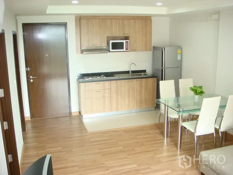 อพาร์ทเมนท์ ให้เช่าในRatchathewi, Bangkok - ครัวบิลท์อินหน้าบานไม้ มีไมโครเวฟ ตู้เย็น และโต๊ะทานอาหารกระจก พื้นไม้
