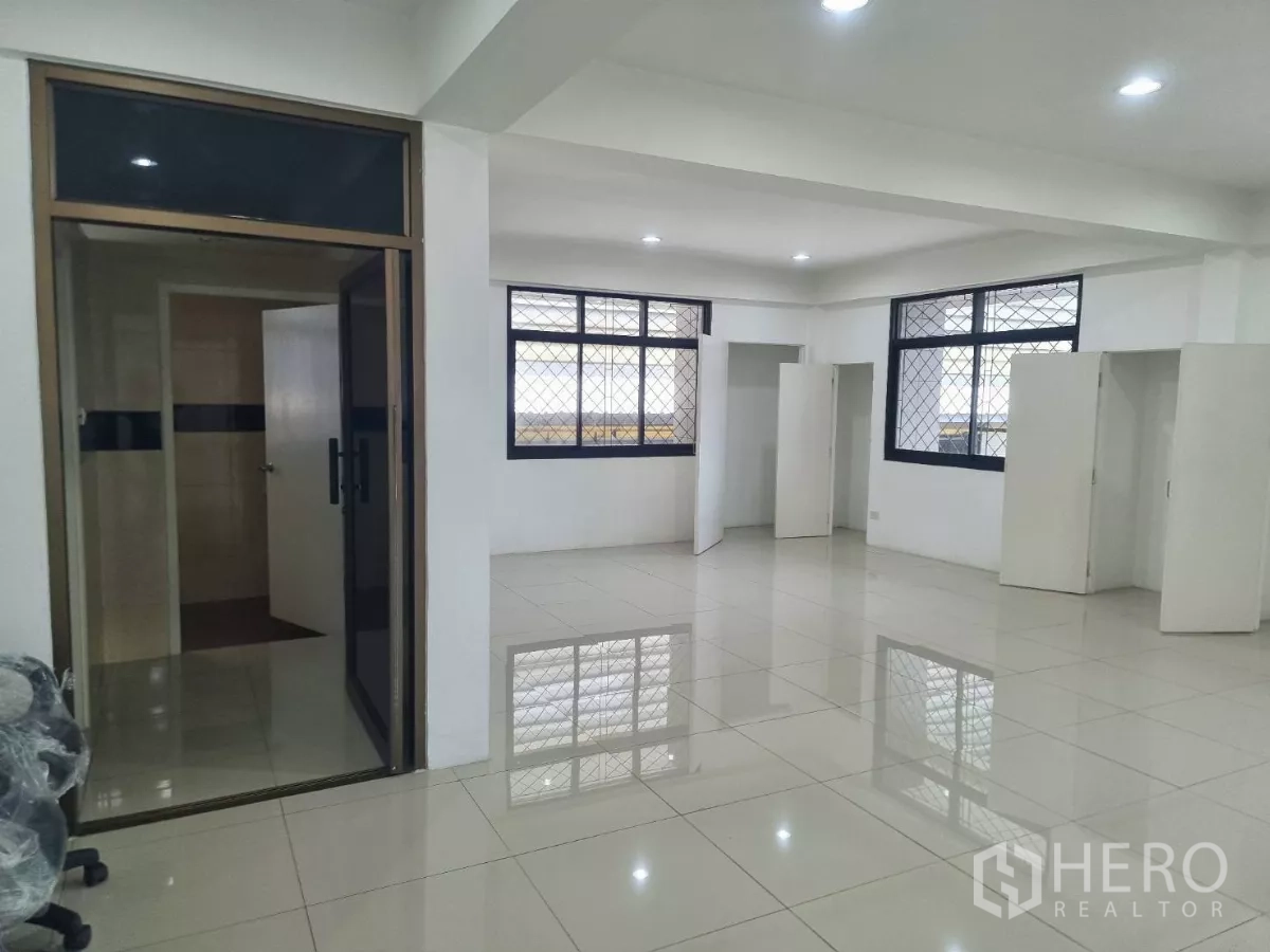 工厂 出租在Mueang Samut Prakan, Samut Prakan - 开放式办公室，带玻璃入口、窗户与内置卫生间