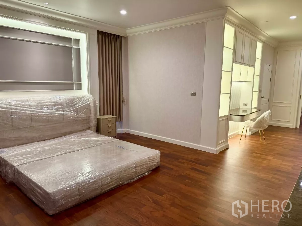 Townhouse for rent in Bang Kho Laem, Bangkok - Spacious bedroom with illuminated built-in desk, upholstered bedframe and wood floors