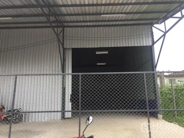 货栈 出租在Lat Krabang, Bangkok - 带顶装卸区，仓库外侧配金属网围栏