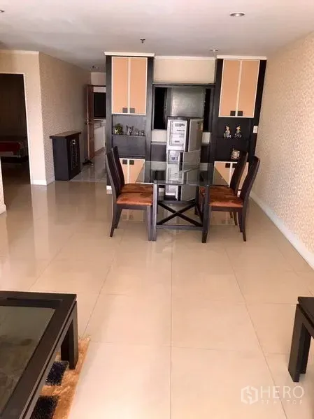 คอนโด ขายในWatthana, Bangkok - พื้นที่รับประทานอาหารแบบเปิด โต๊ะกระจก ตู้บิวท์อิน และพื้นกระเบื้องเงา