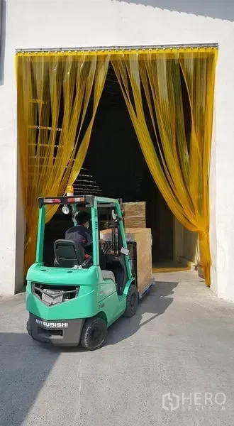 货栈 出租或出售 - 装卸口配黄色PVC软帘，叉车搬运托盘货物