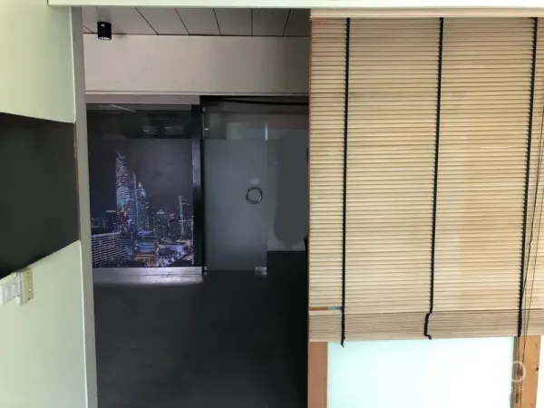 สำนักงานที่บ้าน ให้เช่าหรือขายในHuai Khwang, Bangkok - พื้นที่ออฟฟิศขนาดเล็ก ม่านบังตา พร้อมประตูกระจกฝ้า และผนังลายวิวเมือง