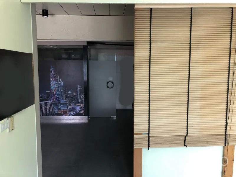 สำนักงานที่บ้าน ให้เช่าหรือขายในHuai Khwang, Bangkok - พื้นที่ออฟฟิศขนาดเล็ก ม่านบังตา พร้อมประตูกระจกฝ้า และผนังลายวิวเมือง