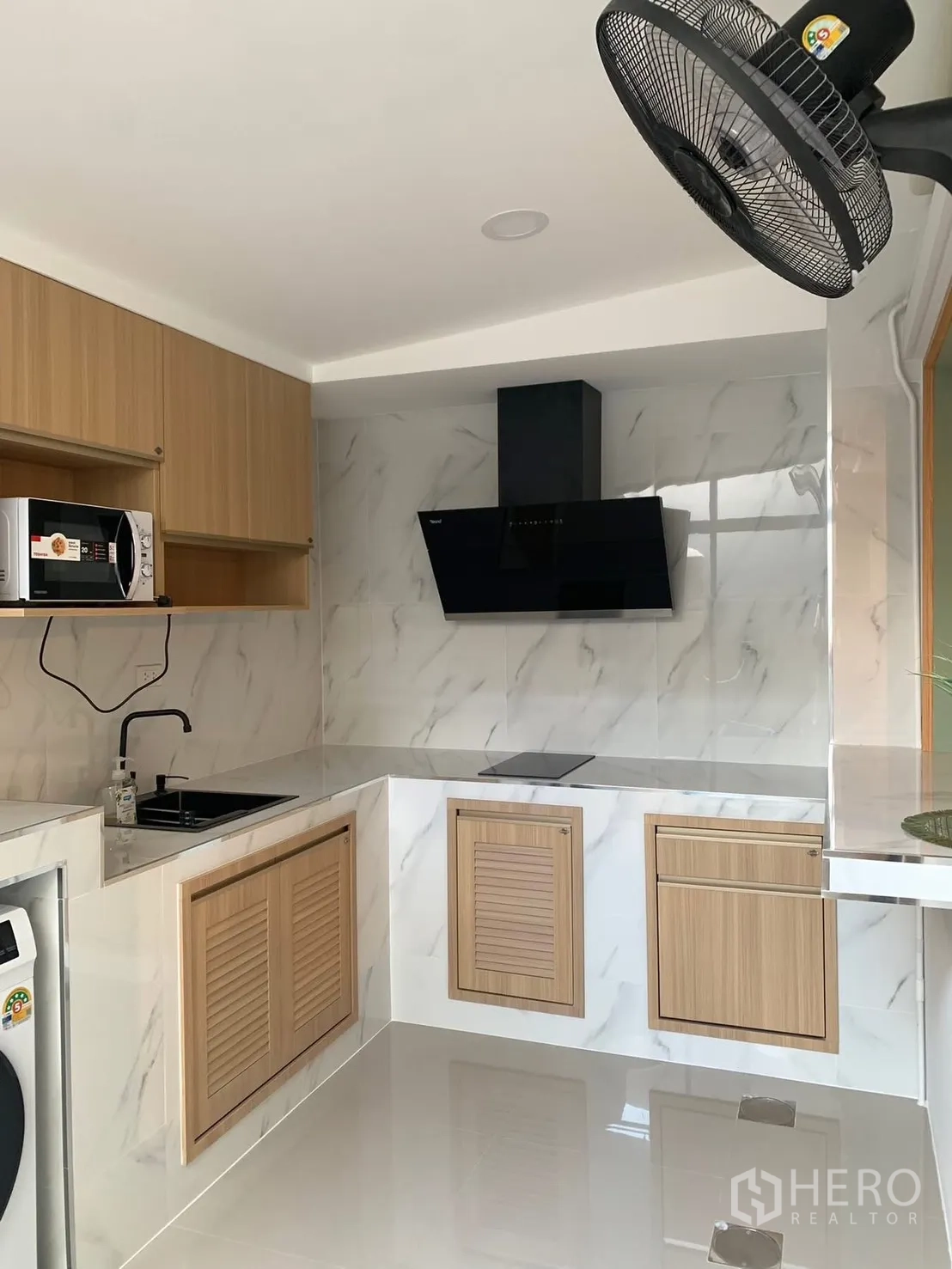 ทาวน์เฮาส์ for rent in Bang Phli, Samut Prakan - ครัวยุคใหม่ ผนังลายหินอ่อน เตาไฟฟ้า เครื่องดูดควัน ตู้ไม้บิวท์อิน