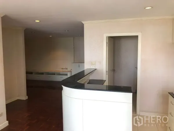 คอนโด ขายในWatthana, Bangkok - เคาน์เตอร์บาร์โค้งหันสู่โถงรับแขก พร้อมประตูทางเข้าห้องถัดไป