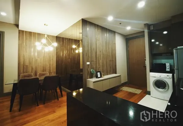 คอนโด ให้เช่าในKhlong Toei, Bangkok - มุมทานอาหารโคมไฟแขวน ผนังกระจกเงา และครัวพร้อมเครื่องซักผ้า