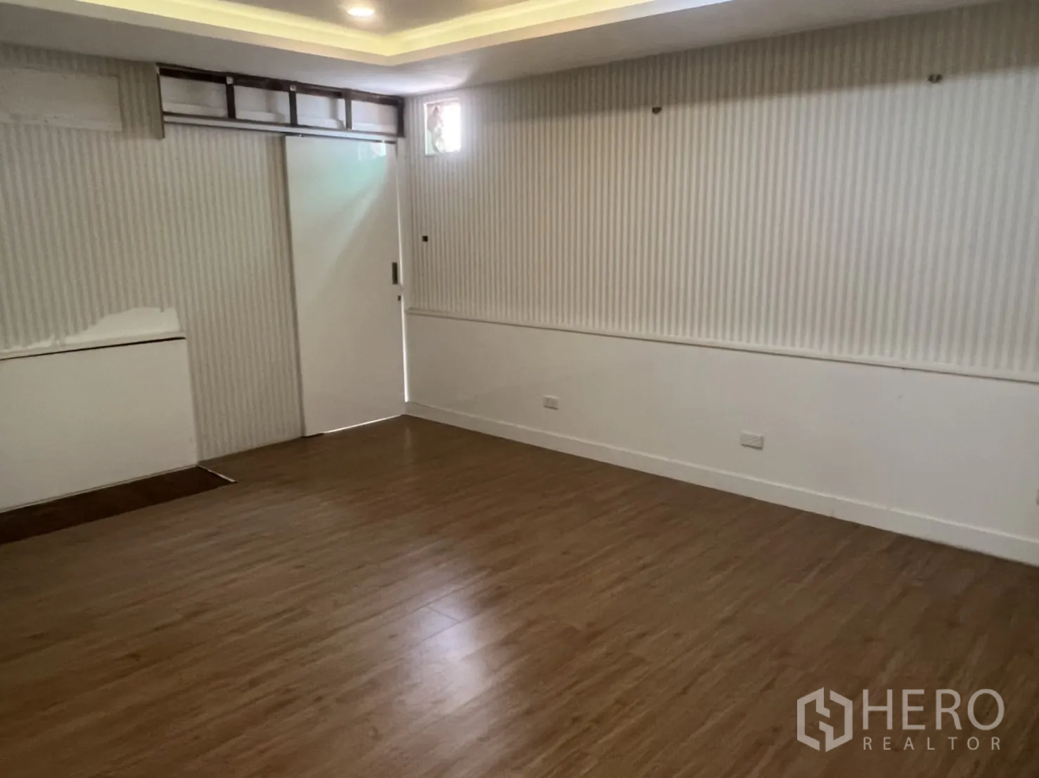 พื้นที่ขายปลีก ให้เช่าในKhlong Toei, Bangkok - สตูดิโอขนาดกว้าง เพดานซ่อนไฟ ผนังลายริ้ว ประตูบานเลื่อน และพื้นลายไม้