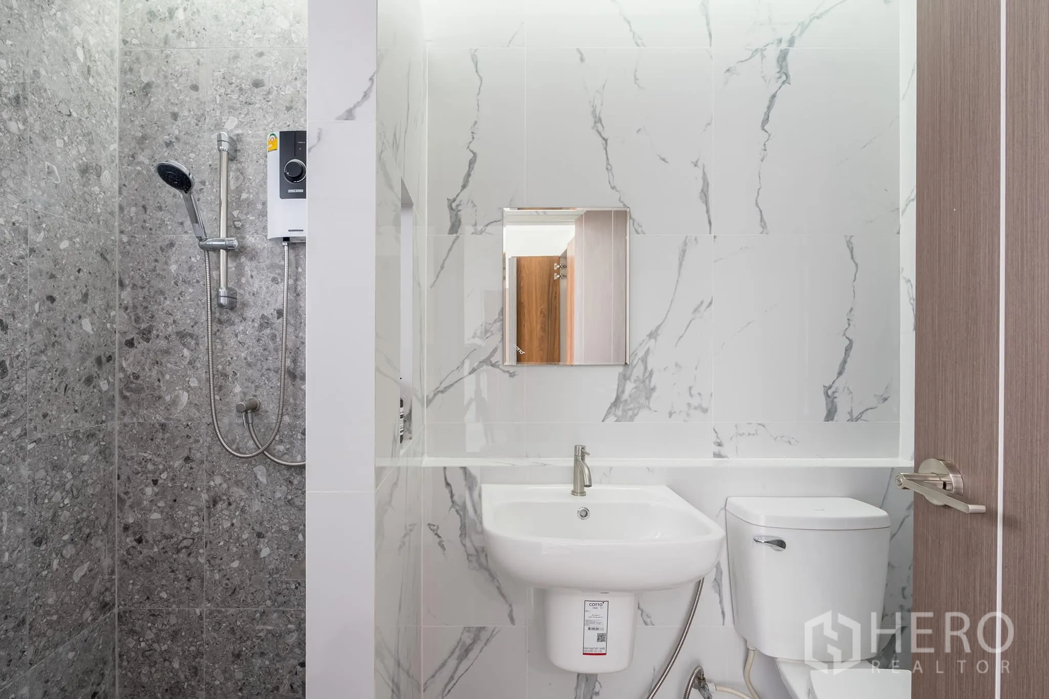 家庭办公室 for rent in Khlong Toei, Bangkok - 浴室设灰色石纹淋浴区、白色洗手台与电热水器。