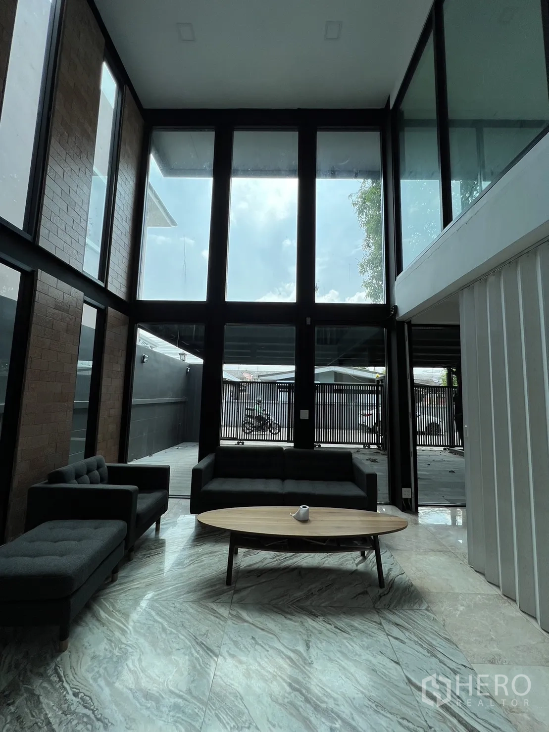 บ้าน ให้เช่าหรือขายในPhra Khanong, Bangkok - โถงรับแขกเพดานสูง กระจกพาโนรามานำแสงธรรมชาติ