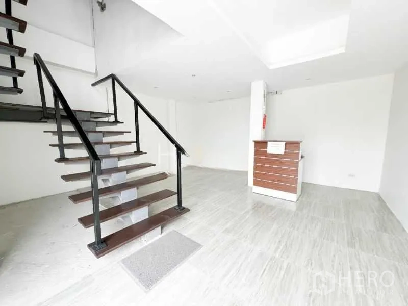 สำนักงานที่บ้าน ให้เช่าหรือขายในThanyaburi, Pathum Thani - โถงรับแขก บันไดลอย และเคาน์เตอร์เล็ก พื้นกระเบื้องสีอ่อน