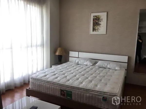 คอนโด ให้เช่าในPathum Wan, Bangkok - ห้องนอนสว่างด้วยหน้าต่างบานใหญ่ ผ้าม่านโปร่ง และเตียงสีขาวพร้อมที่นอน