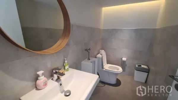 บ้าน ให้เช่าในWatthana, Bangkok - ห้องน้ำแขกพร้อมอ่างล้างหน้า กระจกกลม และโถสุขภัณฑ์